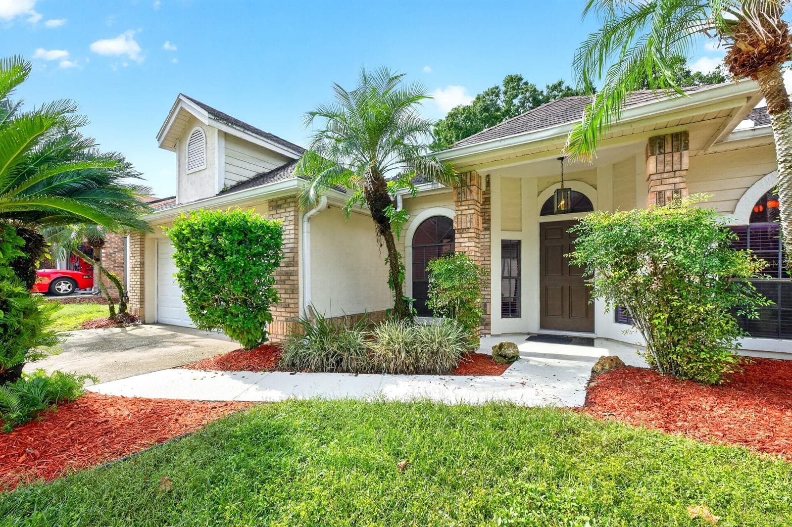 This Twin Rivers home is ready to welcome you as you enjoy the comfort of a MOVE-IN READY home in a desirable Oviedo GOLF COMMUNITY, with room to relax, entertain and make the most of Florida living. - 1003 N MAGEE CREEK CT, OVIEDO