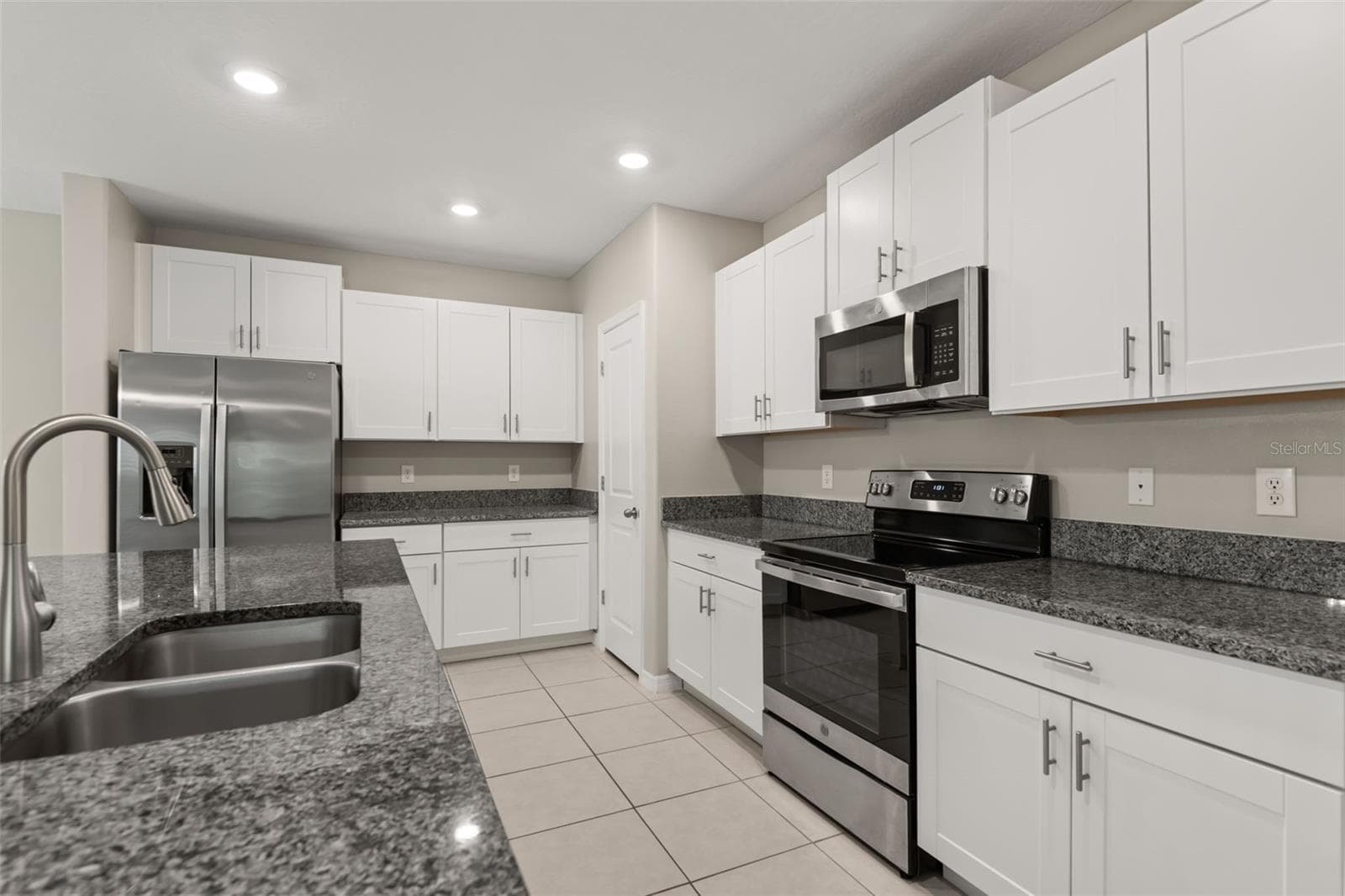 Single Family Residence at 509 ROYAL EMPRESS DR, RUSKIN, photo 3 of 24