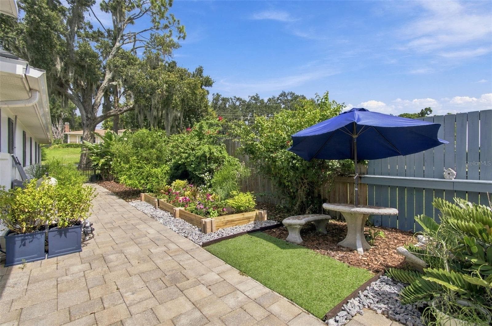 Side garden/dog run - 1921 MANOR CIR SE, WINTER HAVEN
