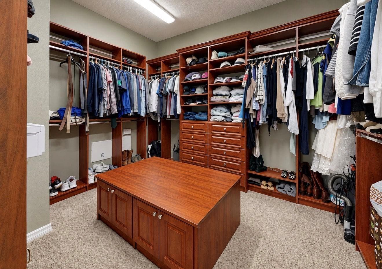 Primary Closet - 542 ISLEBAY DR, APOLLO BEACH