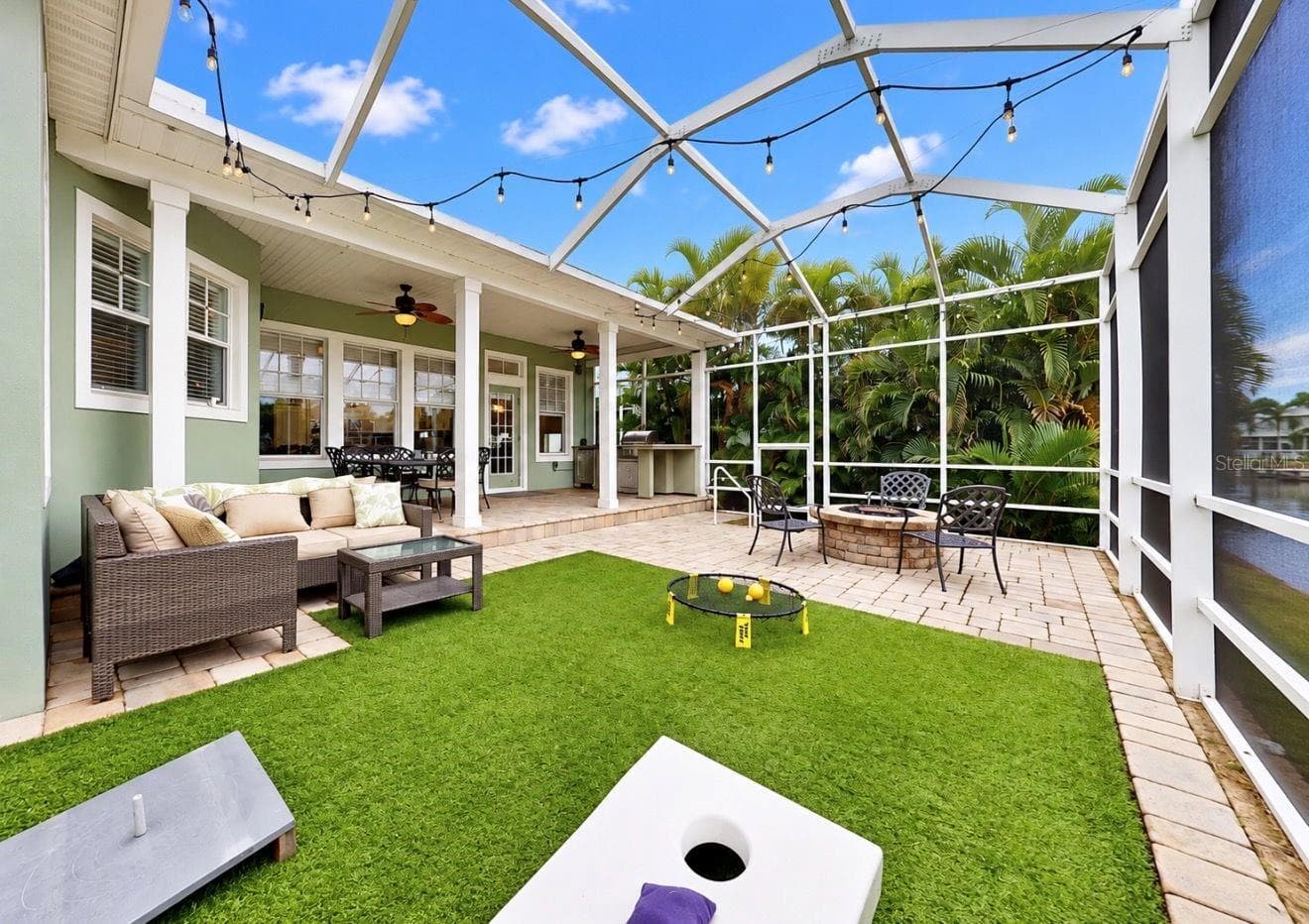 Screened backyard with Astroturf - 542 ISLEBAY DR, APOLLO BEACH