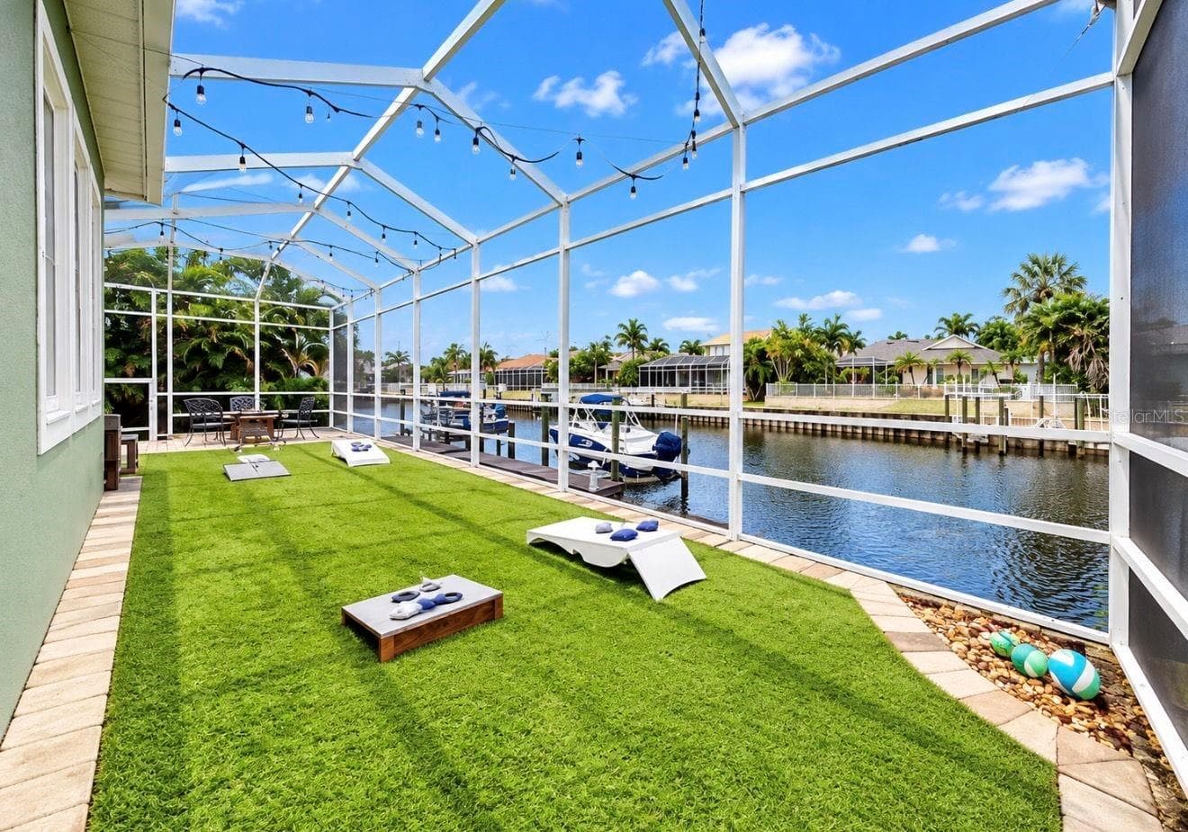 Screened backyard with Astroturf - 542 ISLEBAY DR, APOLLO BEACH