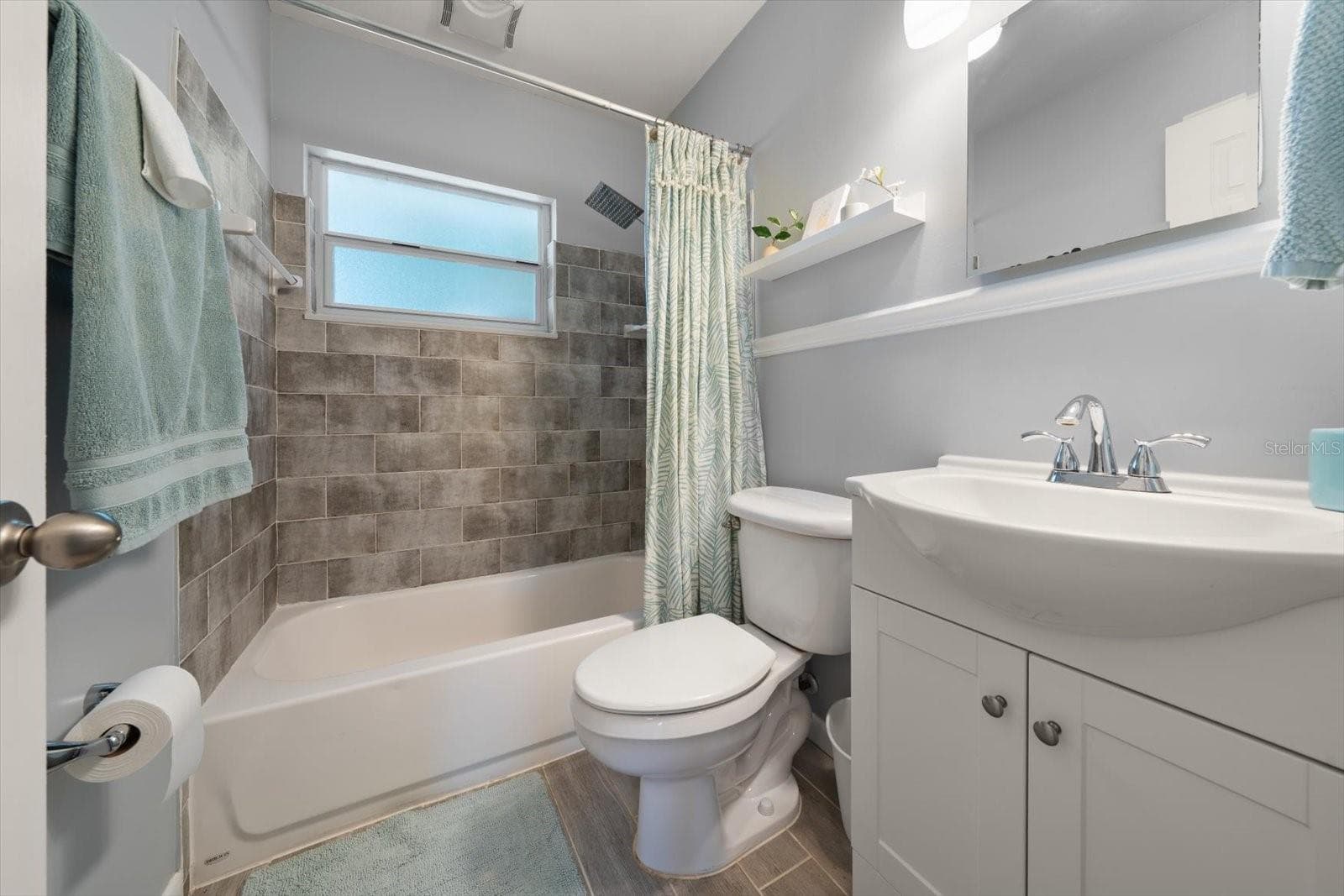 Guest bathroom - 2534 BAYSIDE DR S, ST PETERSBURG