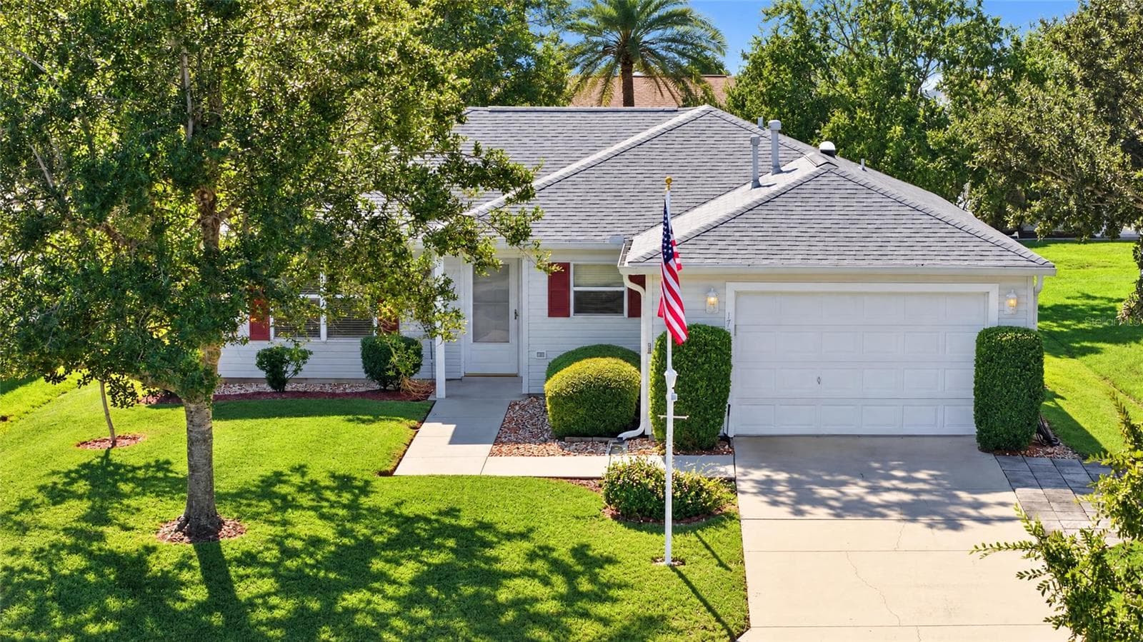 Flag Pole & Rock Mulch in Front - 17900 SE 92ND AMORY AVE, THE VILLAGES