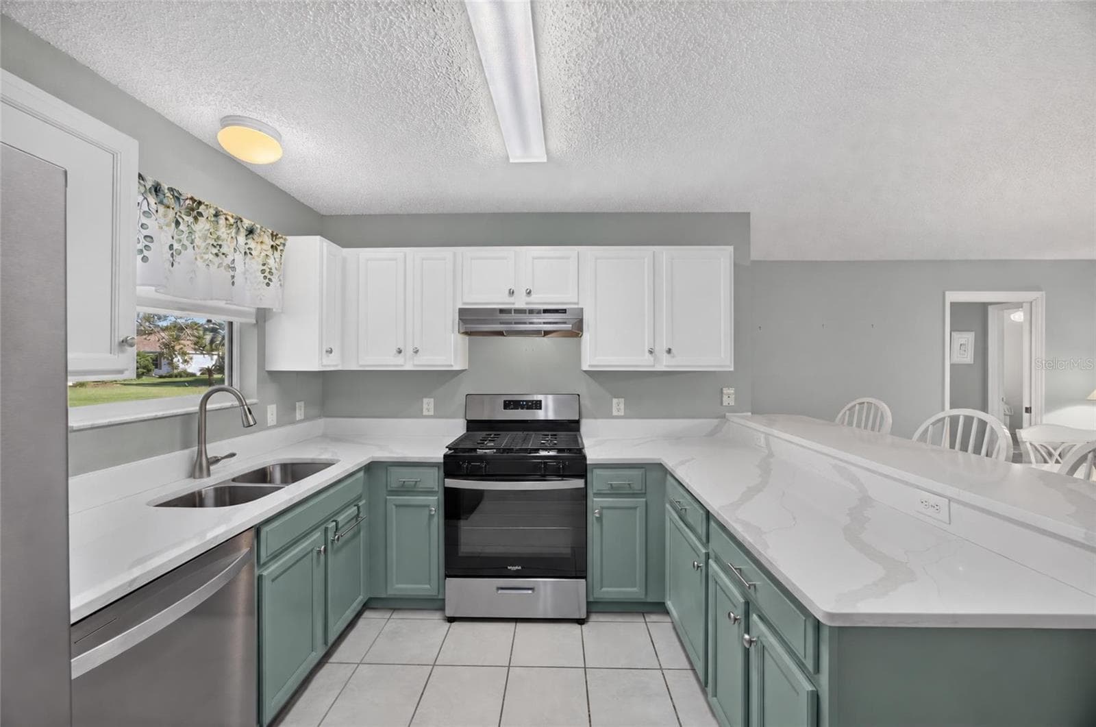 Gas Range with vent Hood - 17900 SE 92ND AMORY AVE, THE VILLAGES