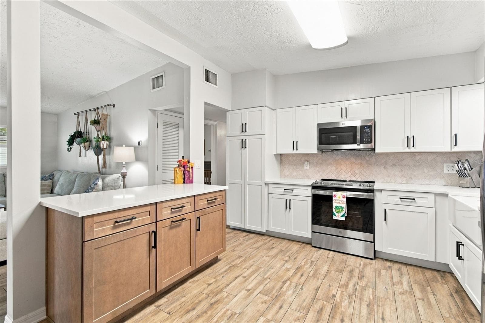 Kitchen - 3306 NAKORA DR, TAMPA