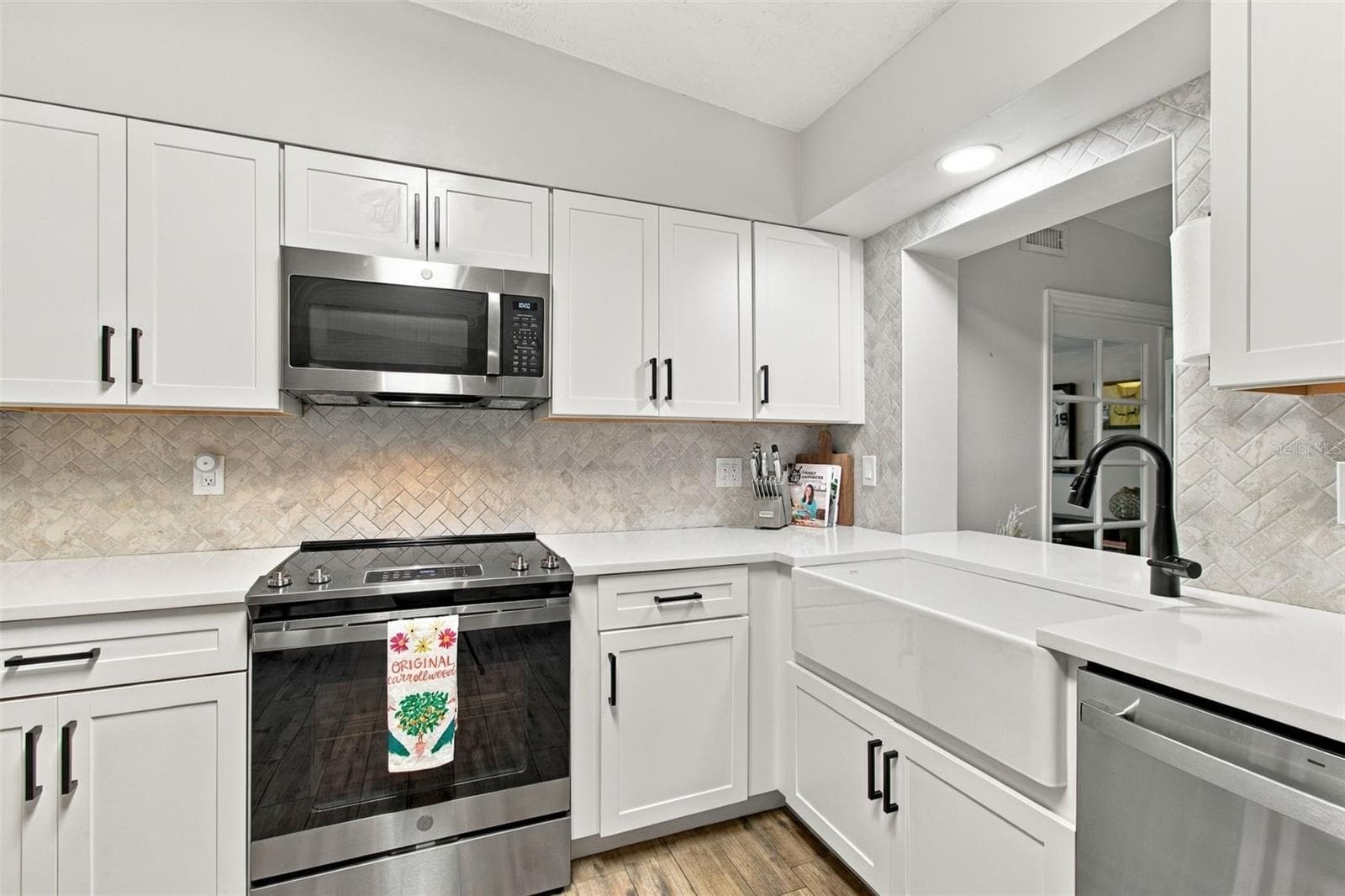 Kitchen - 3306 NAKORA DR, TAMPA