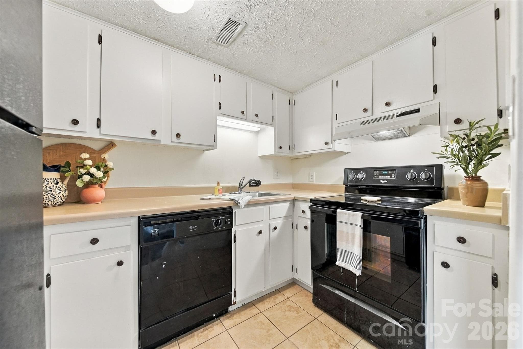 Condominium at 1050 21st Avenue NW, Hickory, photo 8 of 42