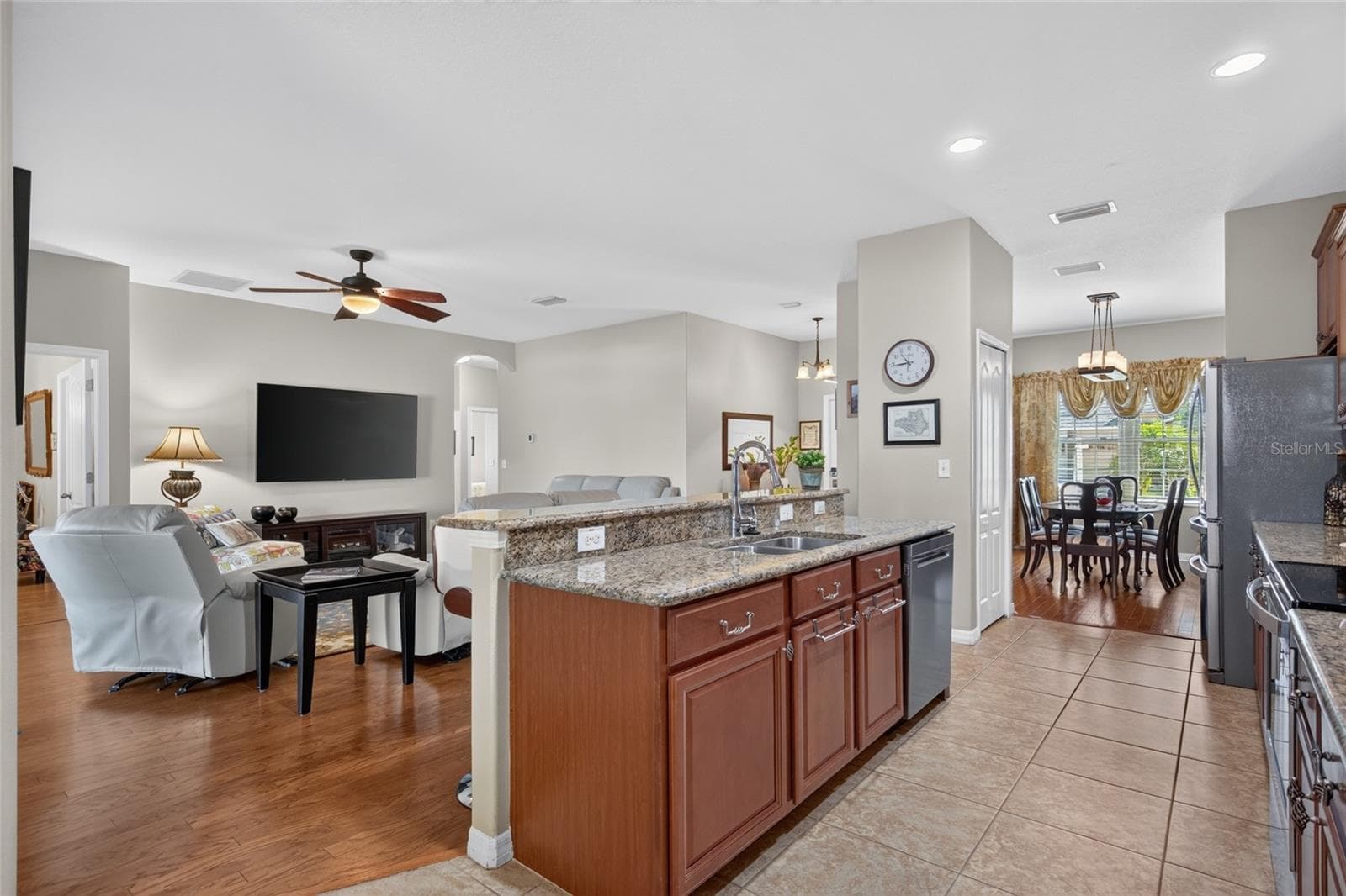 Kitchen and Family Room - 13113 GRAHAM YARDEN DR, RIVERVIEW