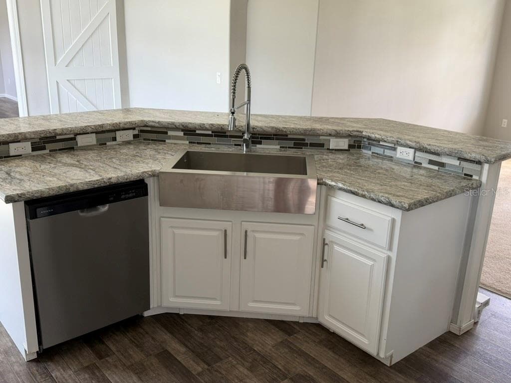Kitchen with farm sink - 19930 E FIFTH ST, UMATILLA