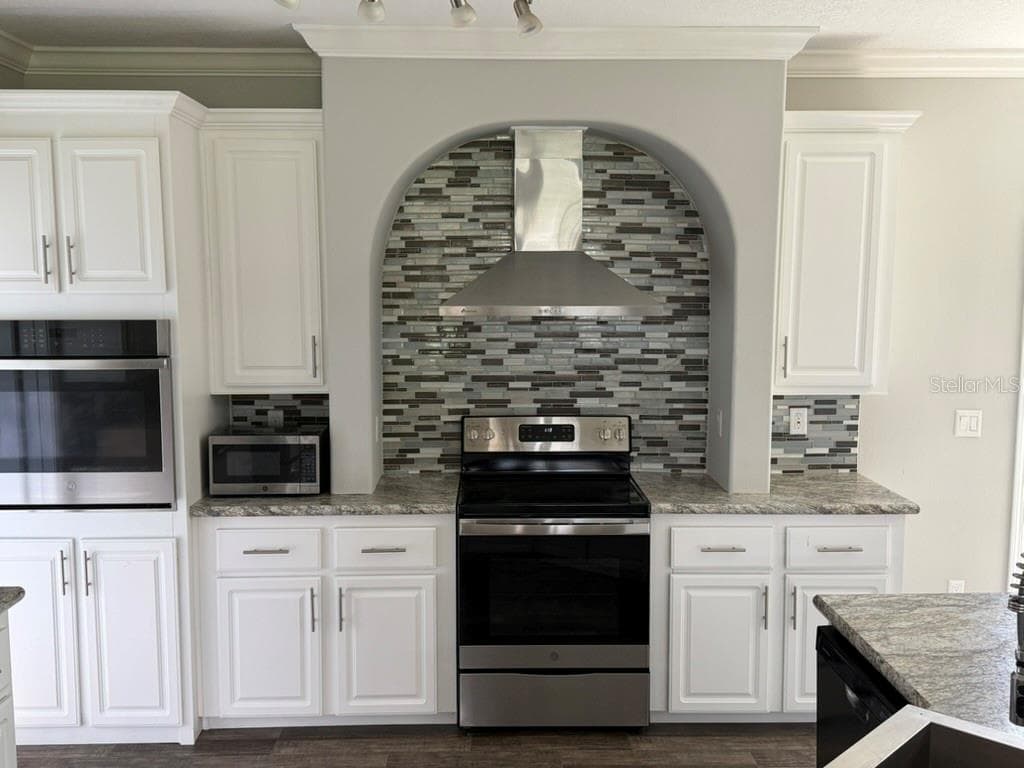 Kitchen with stove & oven - 19930 E FIFTH ST, UMATILLA