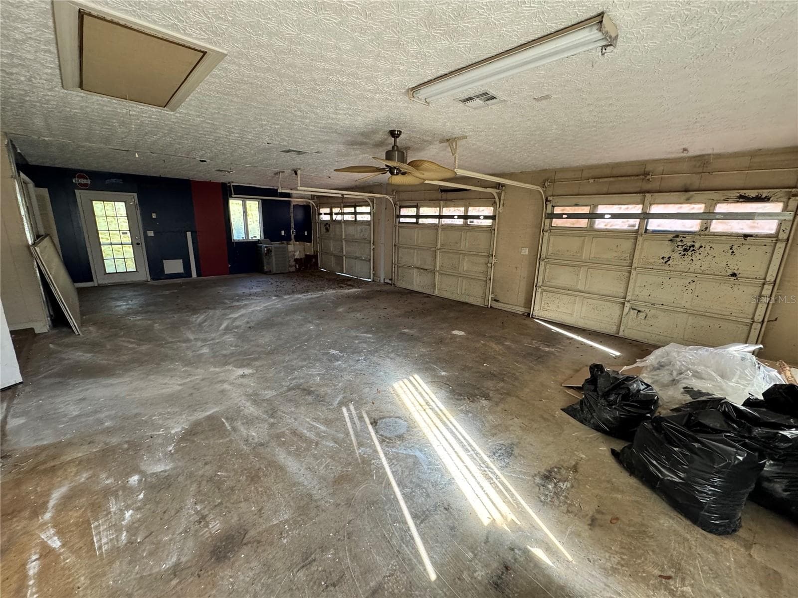3 car garage - 5385 SUWANNEE RD, SPRING HILL