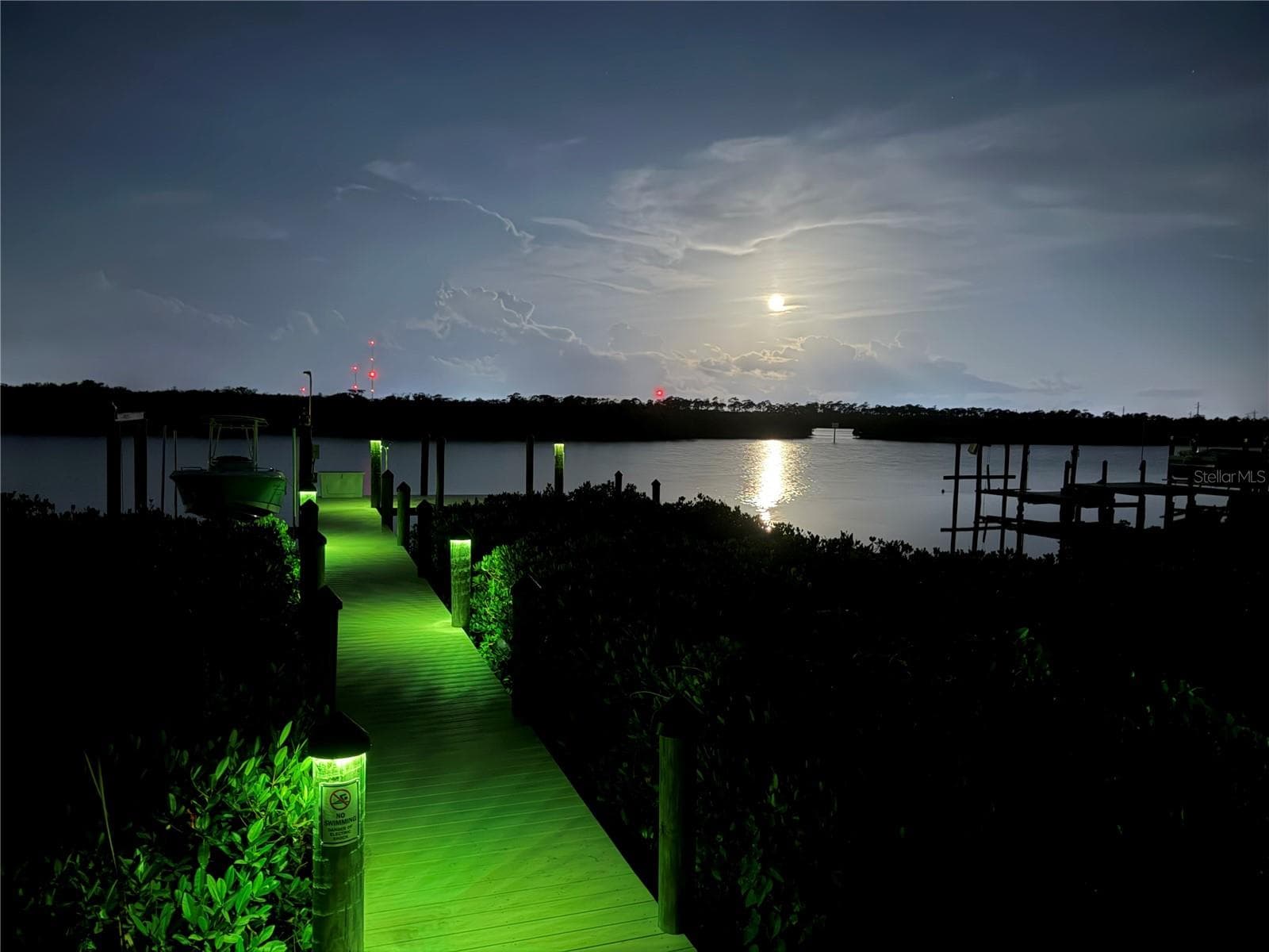 Multicolor Dock Lights - BRADEN RIVER LAKES, BRADENTON