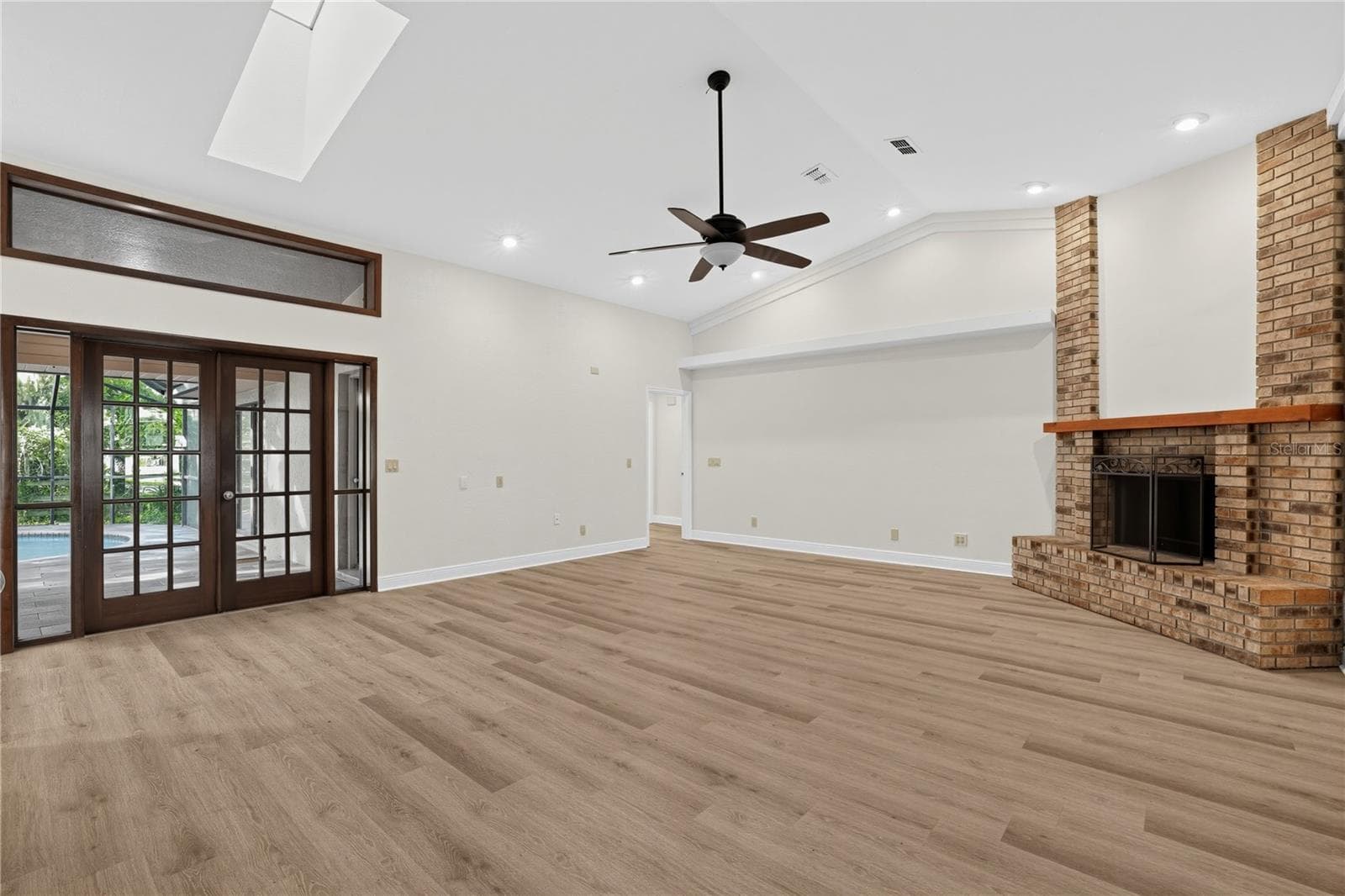 Single Family Residence at 1005 HOLLYBERRY CT, BRANDON, photo 8 of 32