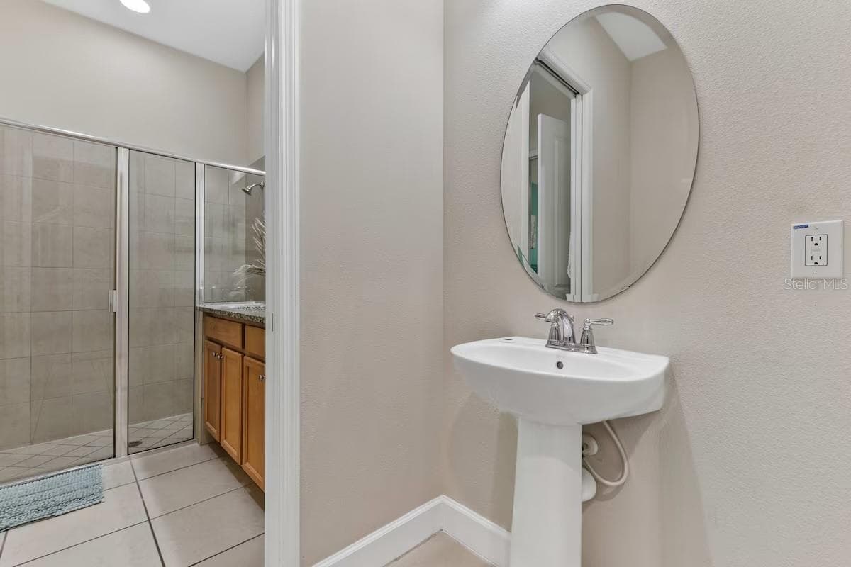 Townhouse at 462 CAPTIVA DR, DAVENPORT, photo 8 of 34