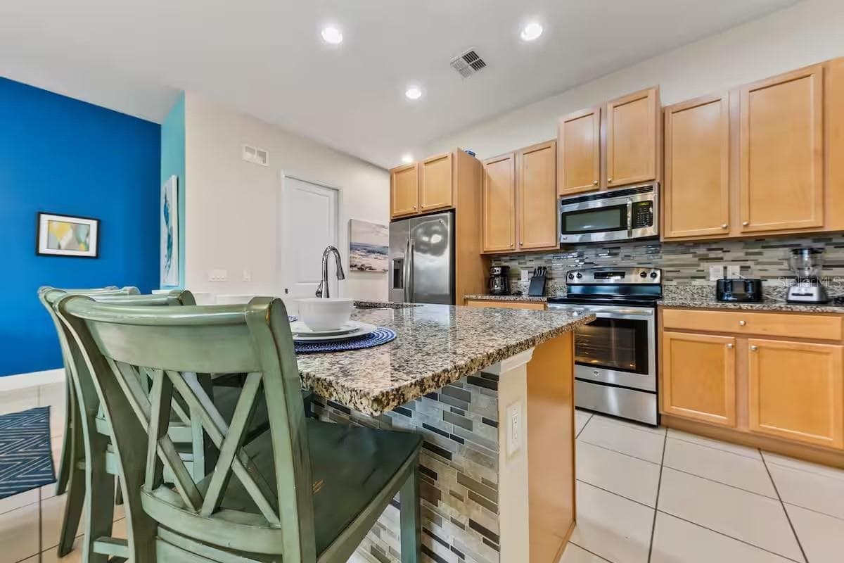 Townhouse at 462 CAPTIVA DR, DAVENPORT, photo 16 of 34