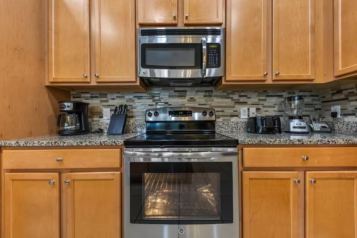 Townhouse at 462 CAPTIVA DR, DAVENPORT, photo 17 of 34