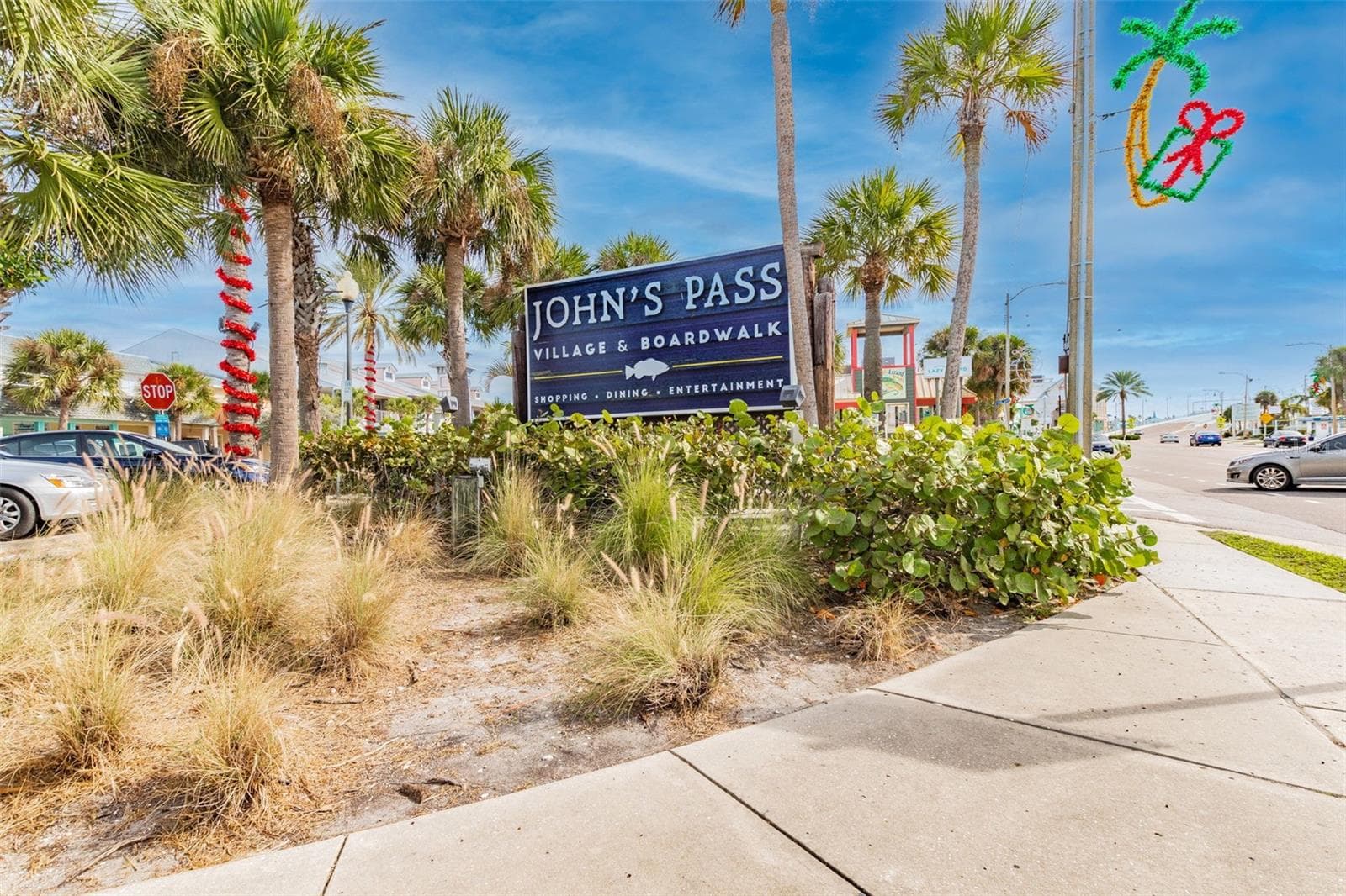 Minutes to John's Pass Shops , Restaurants and Entertainment - 11975 7TH ST E, TREASURE ISLAND