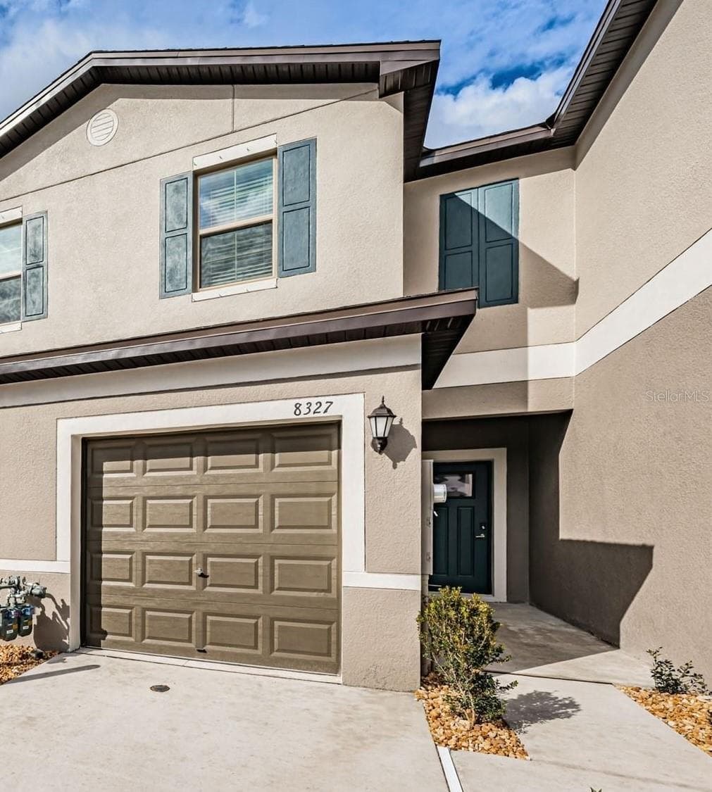 8327 CRESCENT OAKS DR