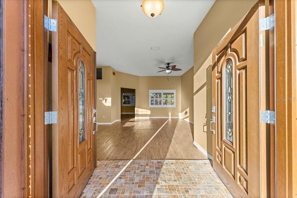 Foyer - 5592 NE 61ST AVENUE RD, SILVER SPRINGS