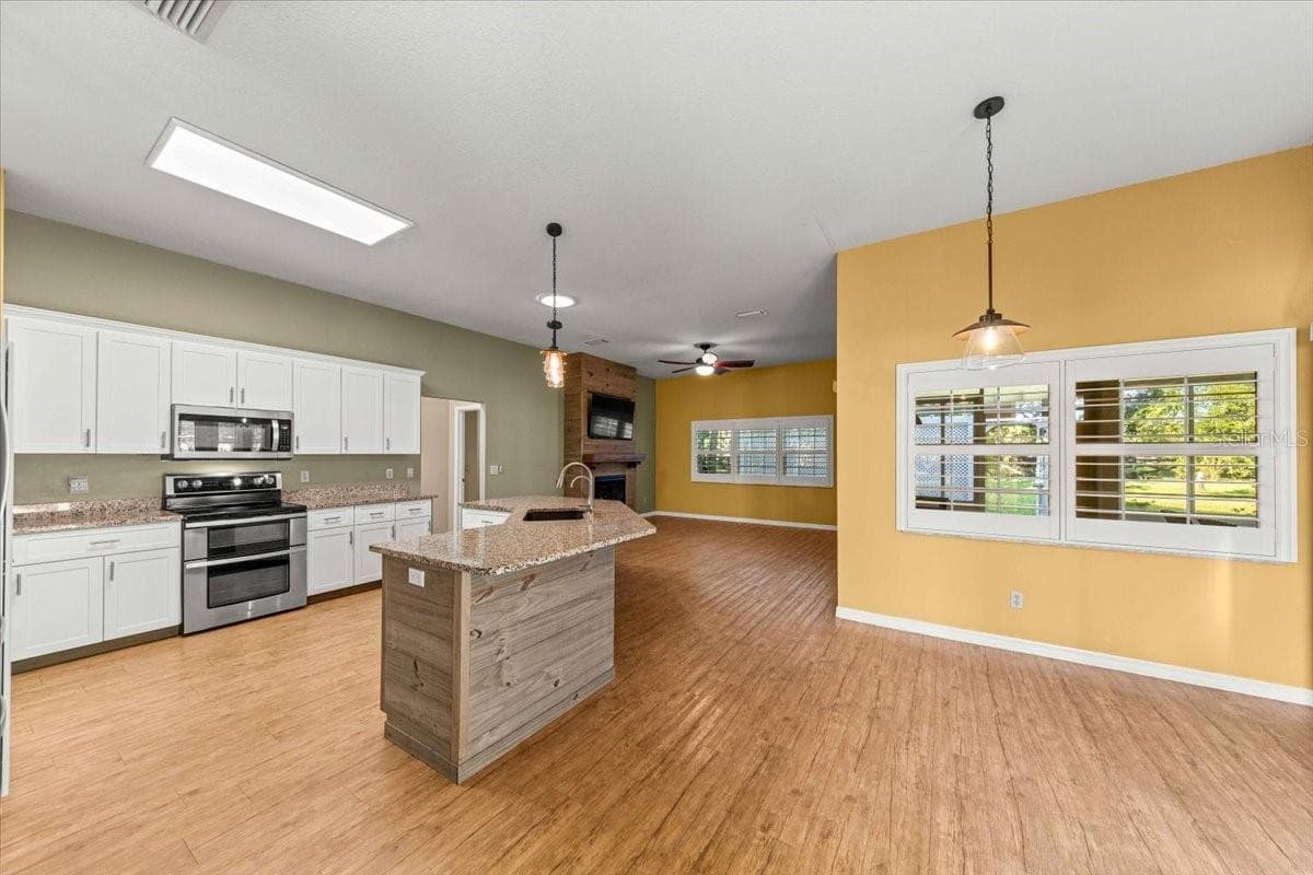 Kitchen with Breakfast Nook - 5592 NE 61ST AVENUE RD, SILVER SPRINGS