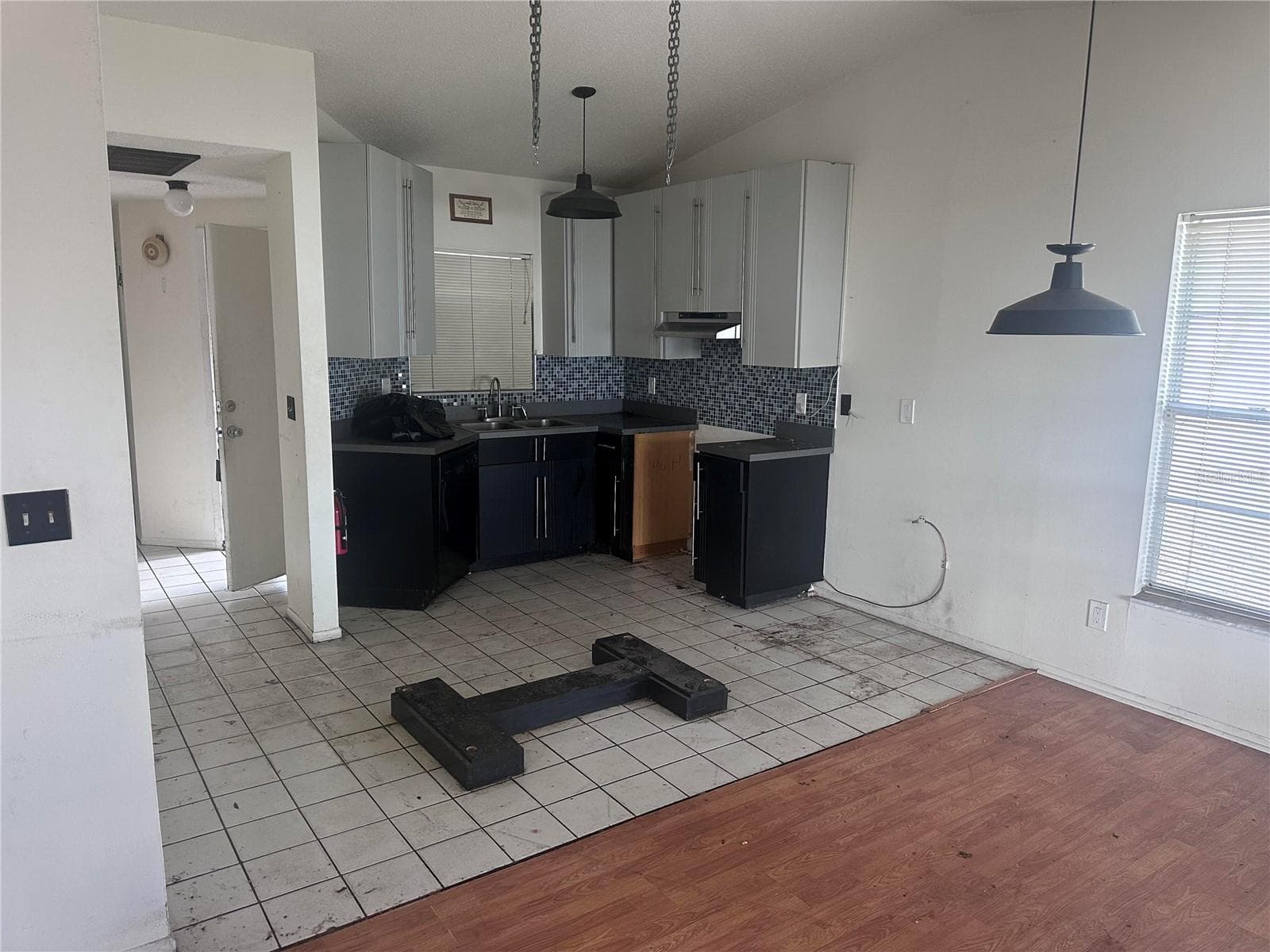 Single Family Residence at 8240 RAVENCROFT DR, TAMPA, photo 3 of 9