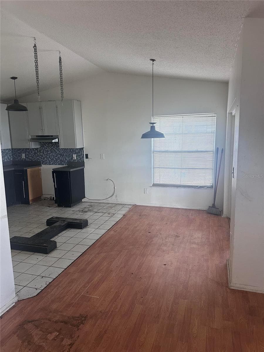 Single Family Residence at 8240 RAVENCROFT DR, TAMPA, photo 4 of 9