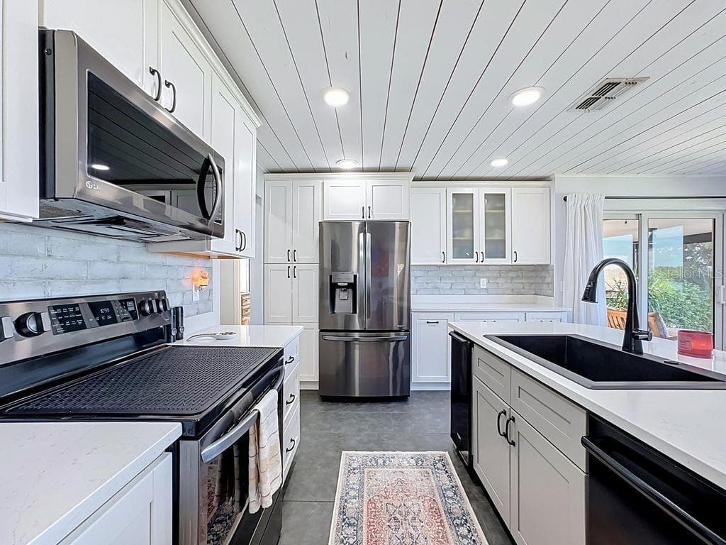 Shiplap ceilings - BRADEN RIVER LAKES, BRADENTON