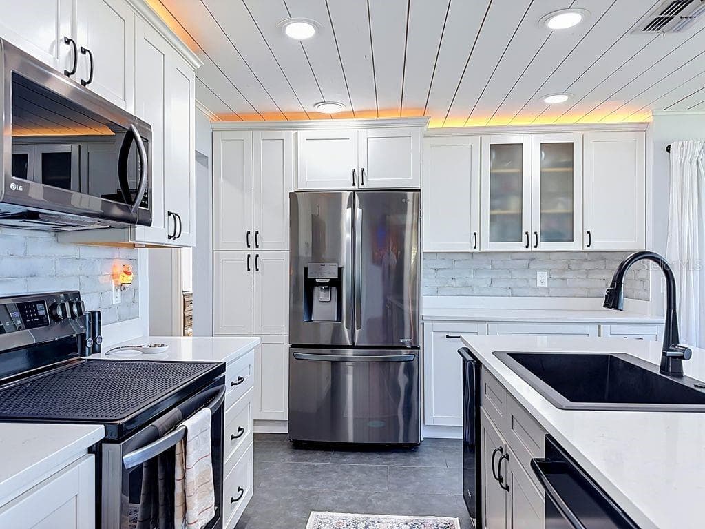 Kitchen Crown Lighting - BRADEN RIVER LAKES, BRADENTON