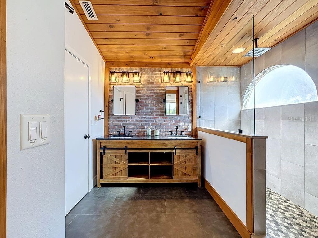 Walk in Closet and Private Stall - BRADEN RIVER LAKES, BRADENTON