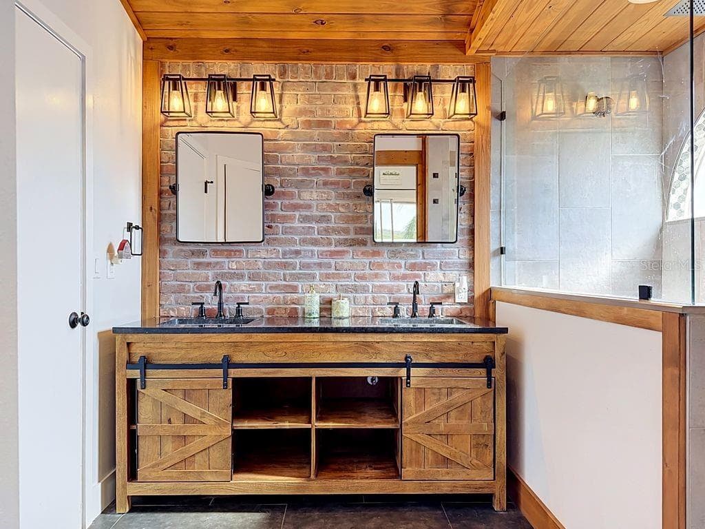 Brick Accent Wall - BRADEN RIVER LAKES, BRADENTON