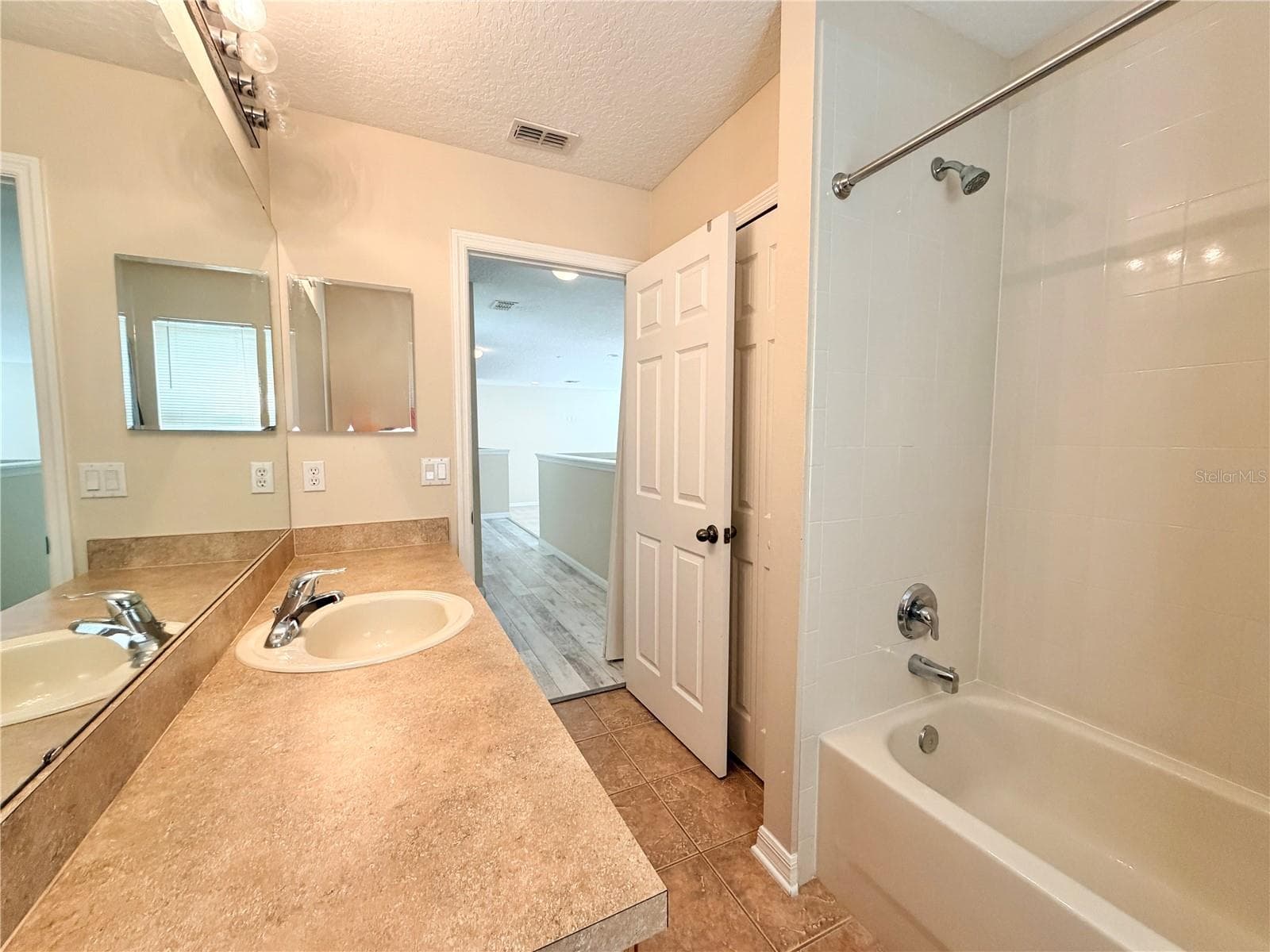 Jack and Jill bath - 4410 PINE GOLD AVE, APOPKA