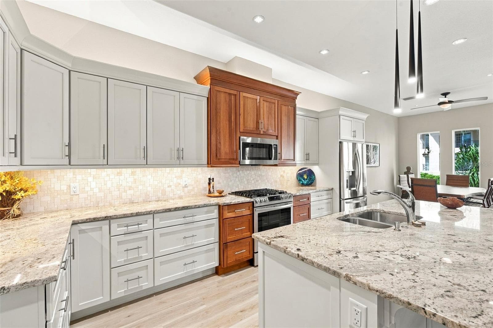 Townhouse at 10 LINCOLN AVE S, ST PETERSBURG, photo 4 of 65