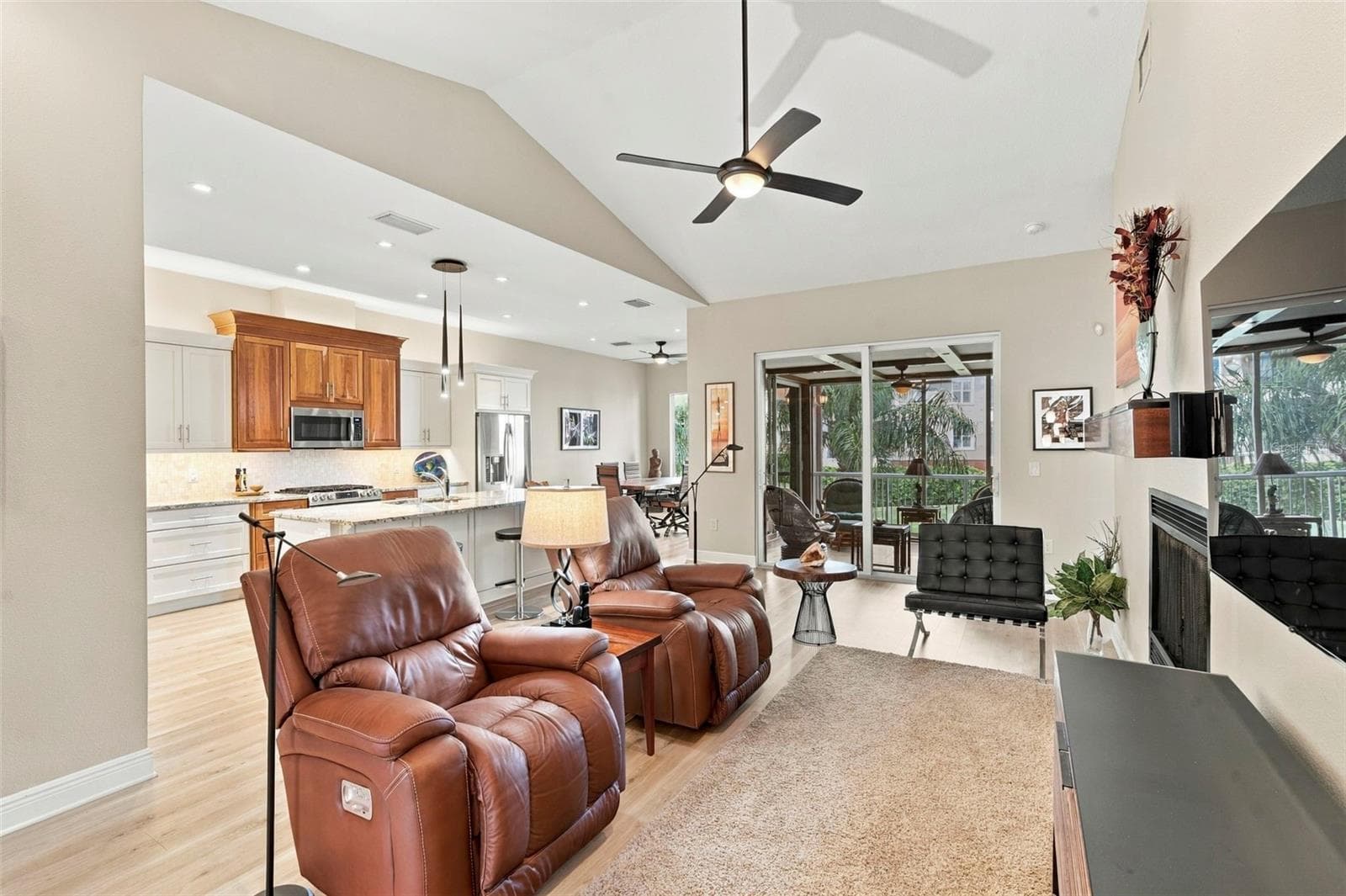 Townhouse at 10 LINCOLN AVE S, ST PETERSBURG, photo 13 of 65