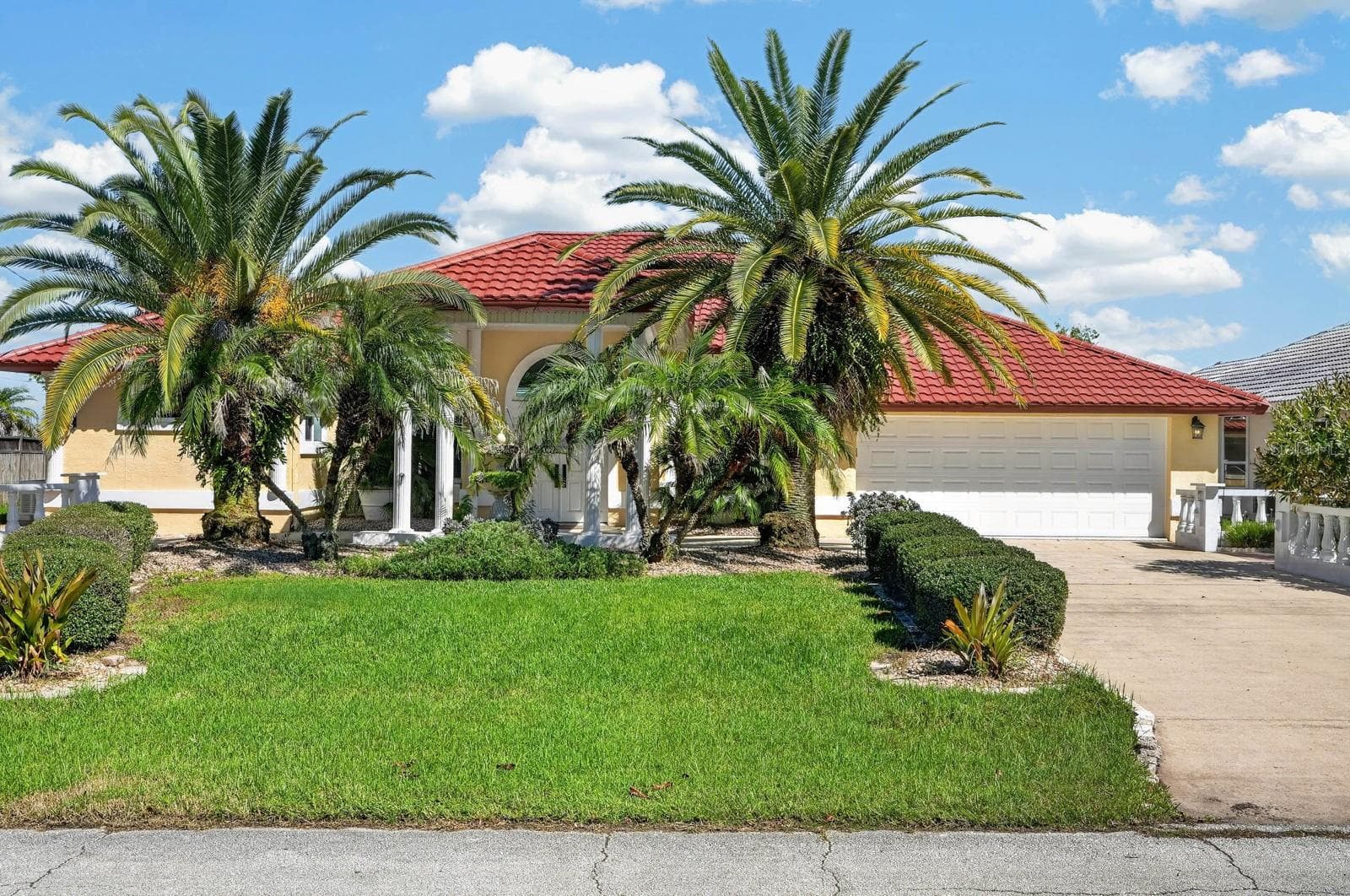 Beautiful Home with Tropical Landscaping - 74 COVINGTON LN, PALM COAST