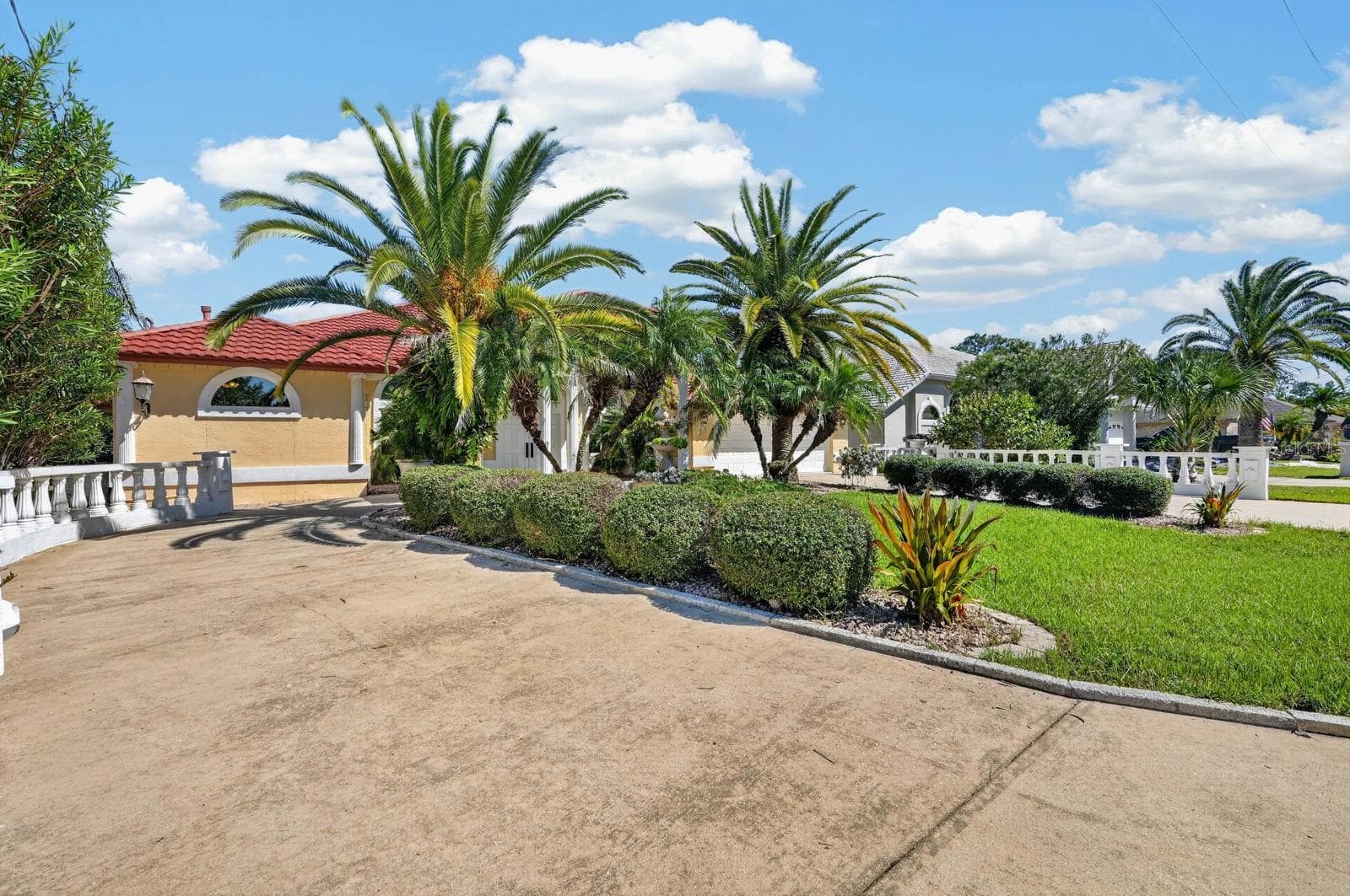 Beautifully Landscaped Circular Driveway - 74 COVINGTON LN, PALM COAST