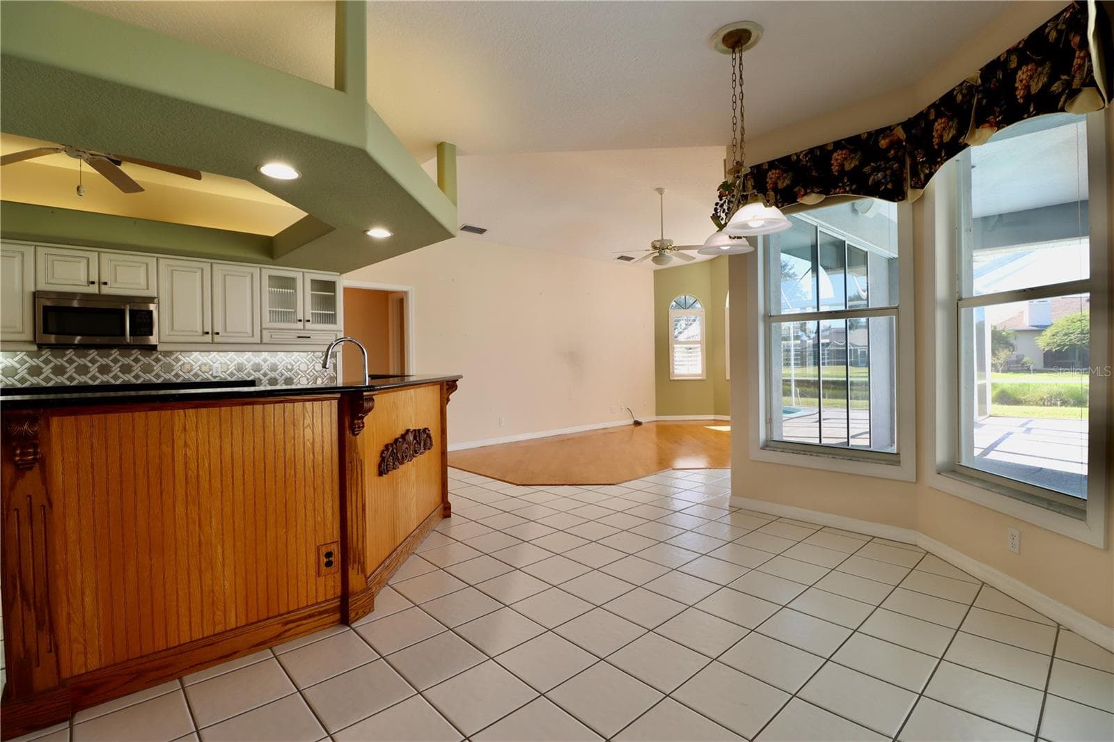 Kitchen and Breakfast nook/dinette - 5829 CARRIAGE DR, SARASOTA