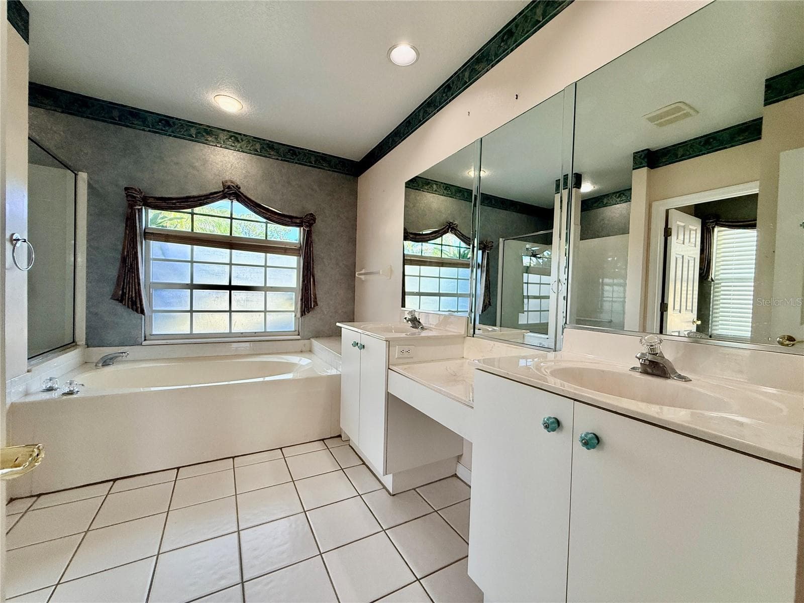 Master Bath with Garden Tub - 5829 CARRIAGE DR, SARASOTA
