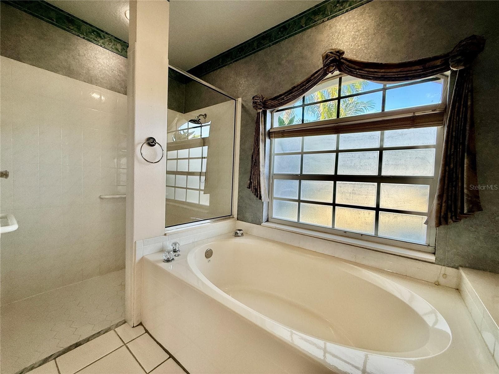 Master Bathroom with bathtub - 5829 CARRIAGE DR, SARASOTA