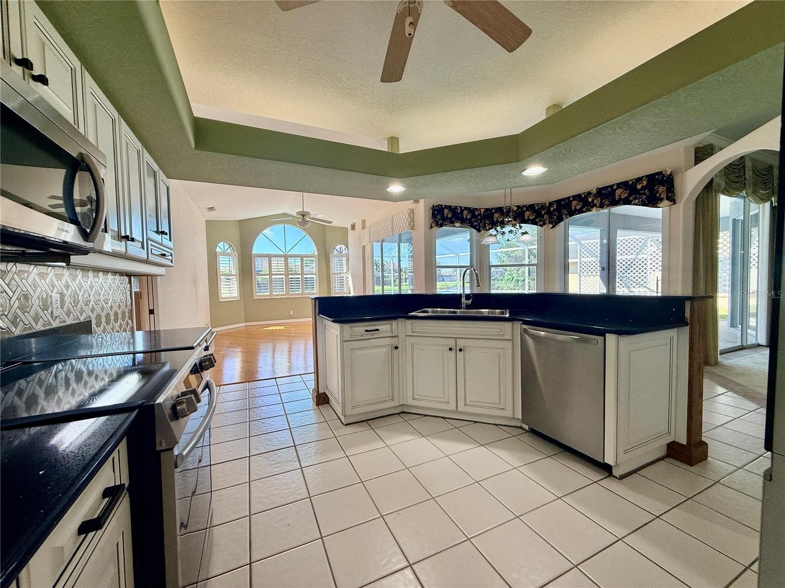 Kitchen - 5829 CARRIAGE DR, SARASOTA