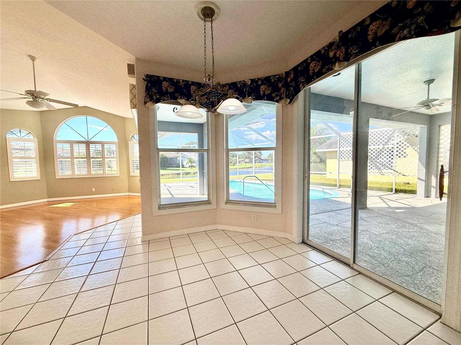 Breakfast nook - 5829 CARRIAGE DR, SARASOTA