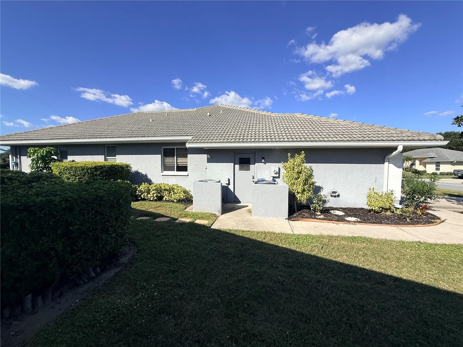 Side View of House - 5829 CARRIAGE DR, SARASOTA