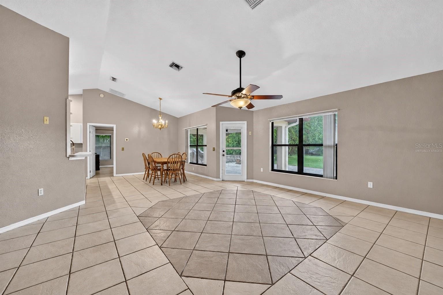 Virtually staged - 6150 NE 2ND PL, OCALA
