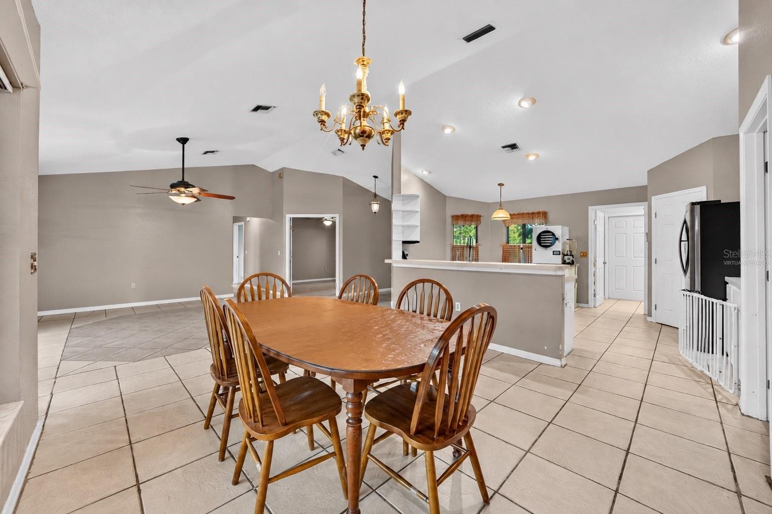Virtually staged - 6150 NE 2ND PL, OCALA