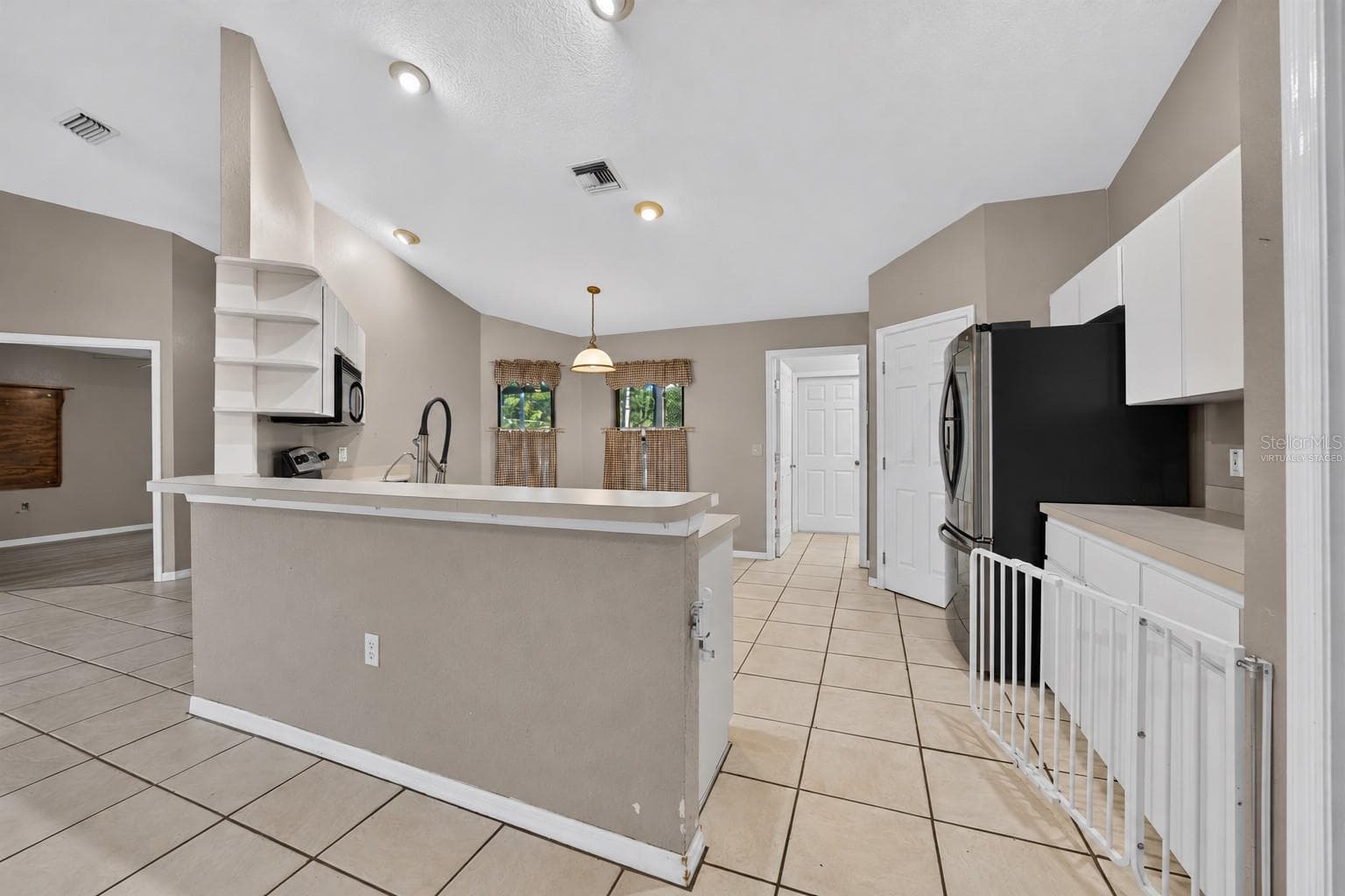 Virtually staged - 6150 NE 2ND PL, OCALA