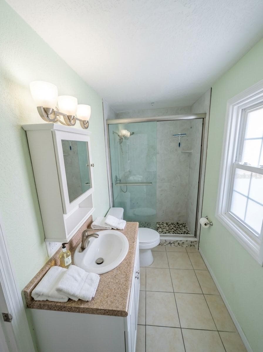 UPDATED SHOWER - 4985 COBIA DR SE #B, ST PETERSBURG
