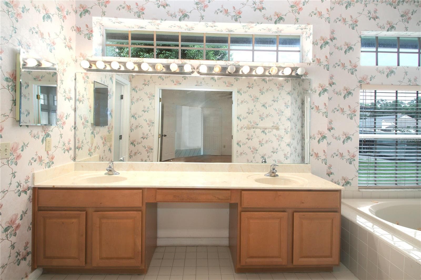 Single Family Residence at 3924 LAKE MIRAGE BLVD, ORLANDO, photo 7 of 36