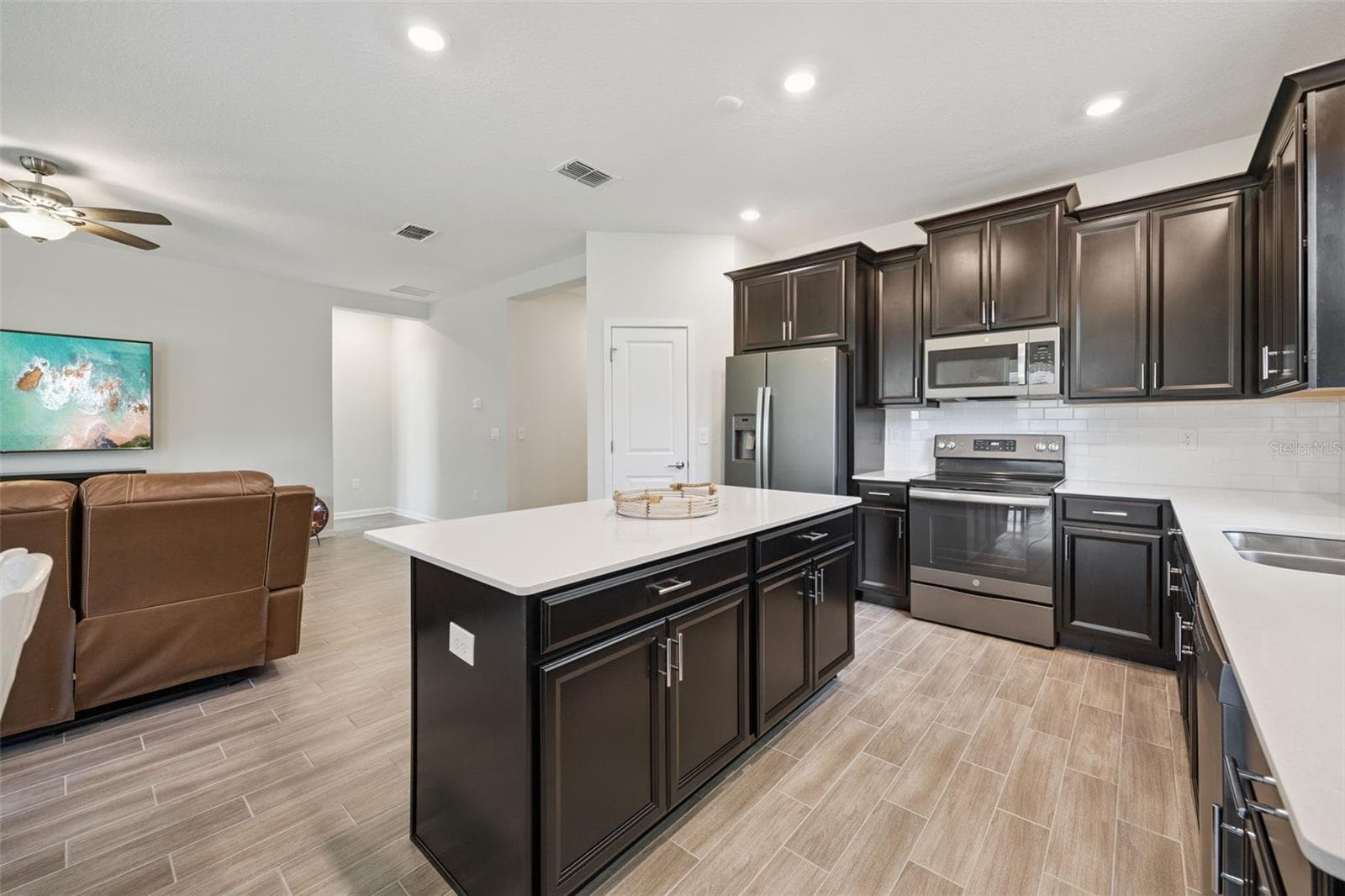 Plenty of Countertops for Every Chef - 5309 AMERSHAM LN, ST CLOUD