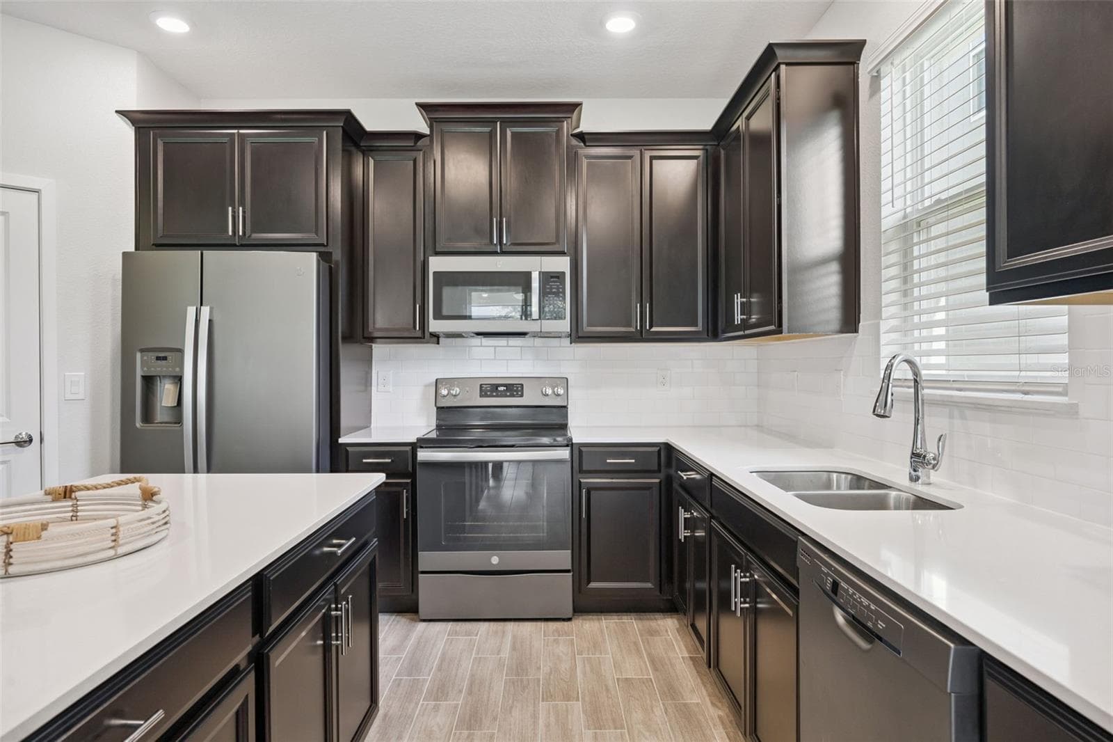 Top Graded Stainless Appliances - 5309 AMERSHAM LN, ST CLOUD