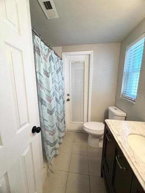 En-Suite Bath *Entry to garage - 7910 ILEX DR, PORT RICHEY